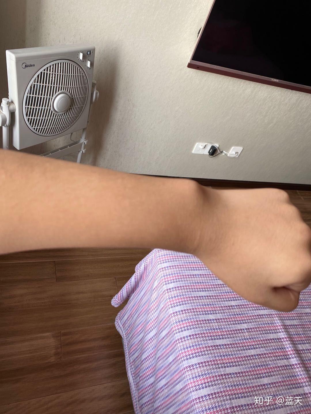 我脸和手都很黑,没晒的地方还挺白的 ?