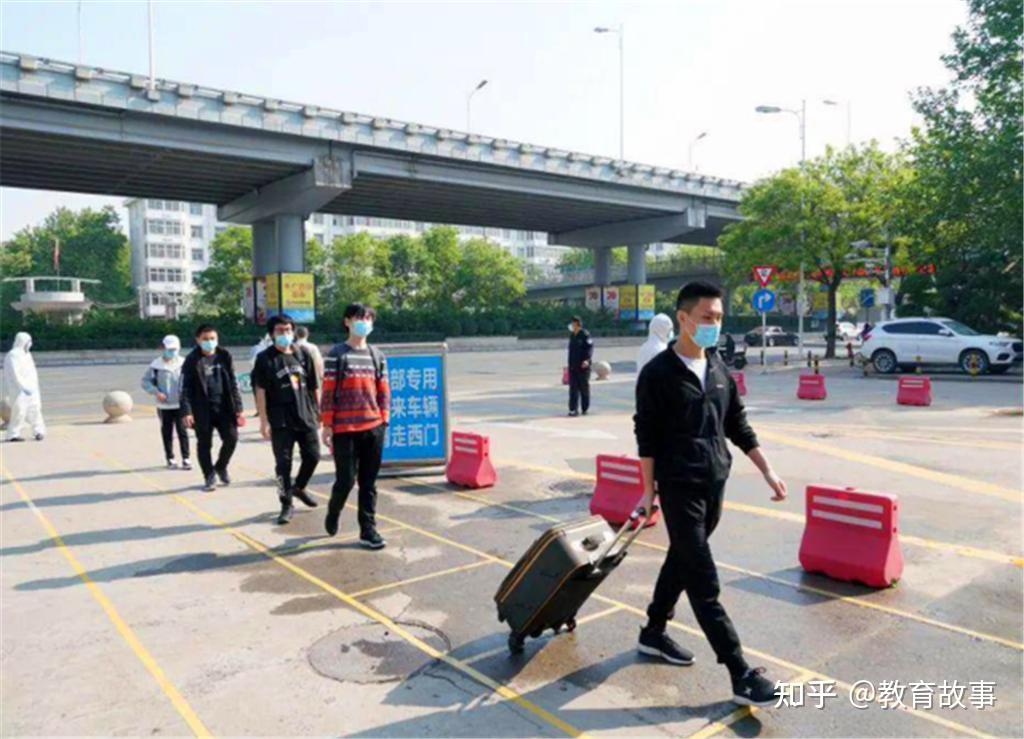 多所高校连夜放假,学生流浪街头却找不到回家的路,家长万分焦急 - 知乎