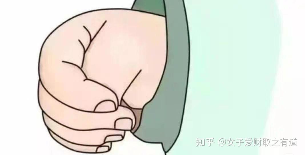 宝宝出生时,为什么都握着小拳头?