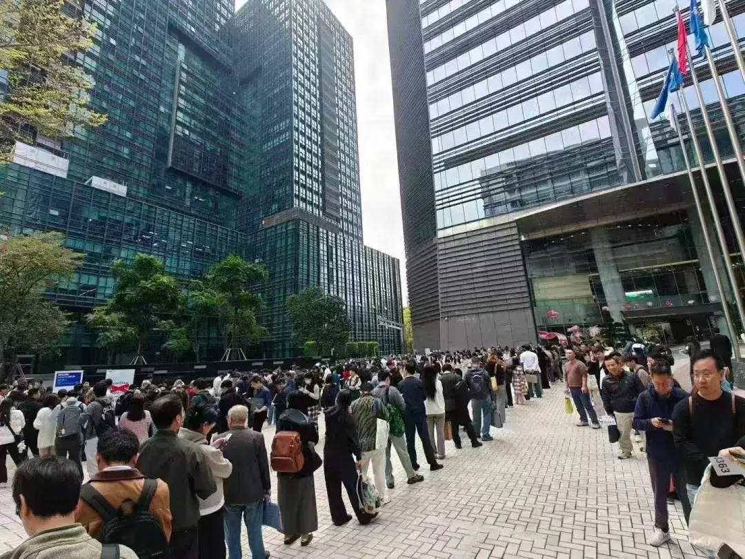 排队安装龙虾的人