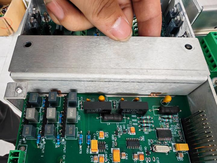 《硬件工程师避坑指南：选对PCB接地弹片，别让EMC整改拖垮项目周期》 - 知乎
