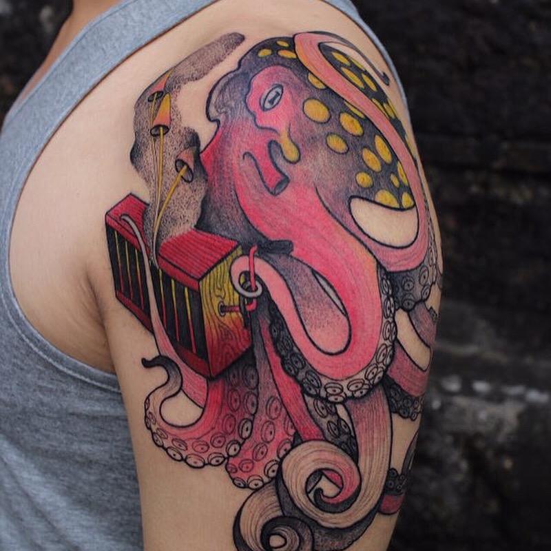 胖子在肩膀上纹身纹小图是不是很违和?