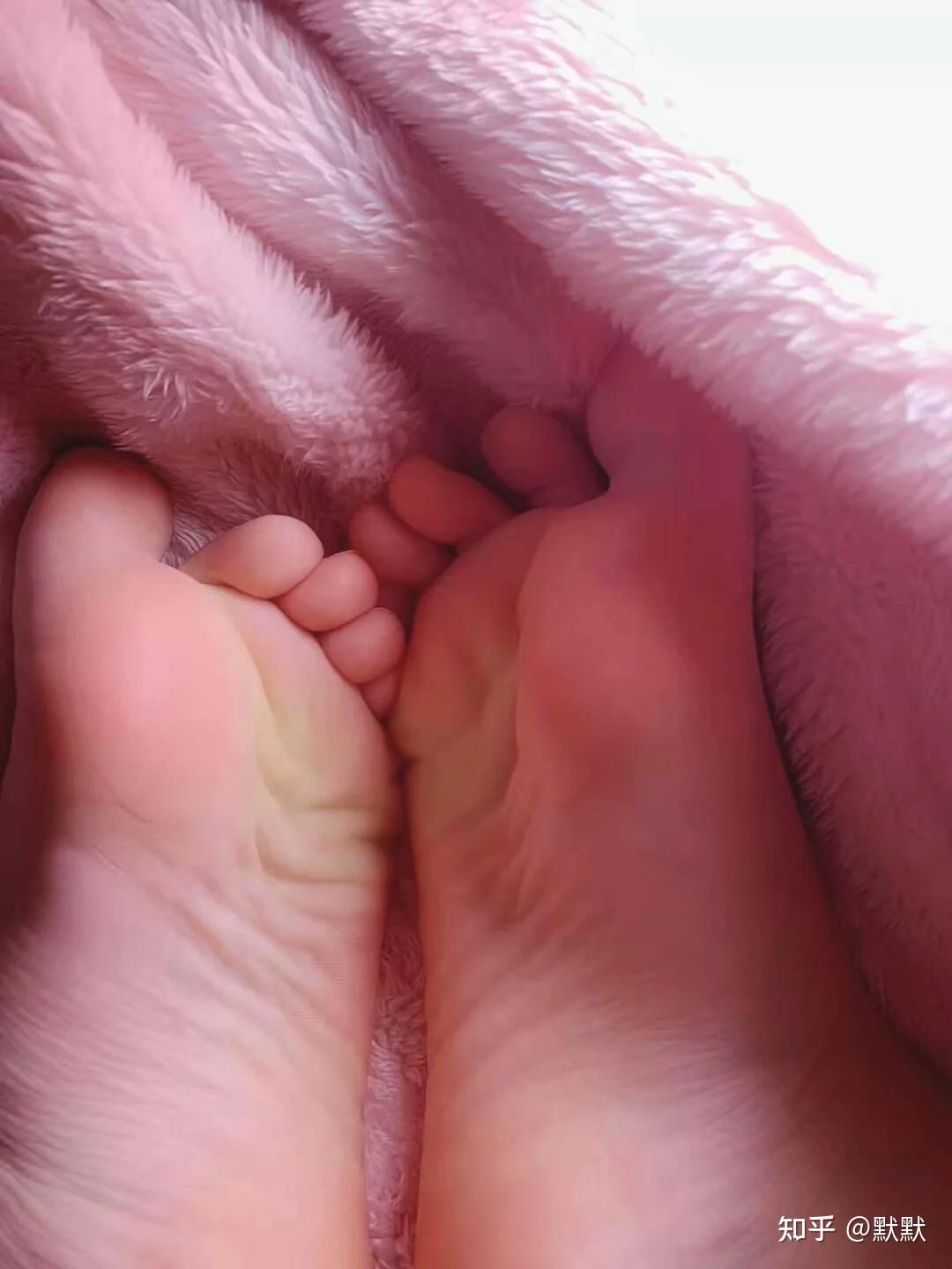 如果说脚底好看那么是穿袜子好看还是光脚? - 知乎