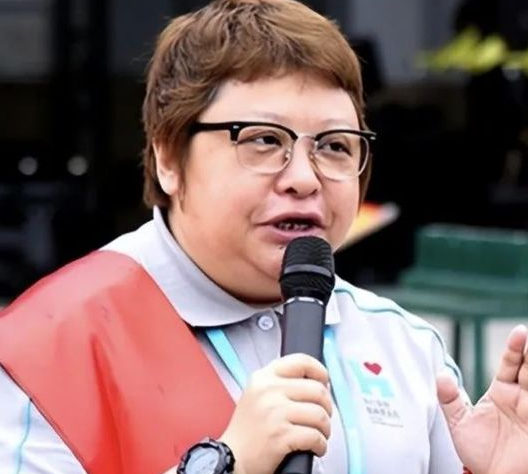 韩红暴瘦40斤扎丸子头神似少女知道瘦身真相后让人心疼