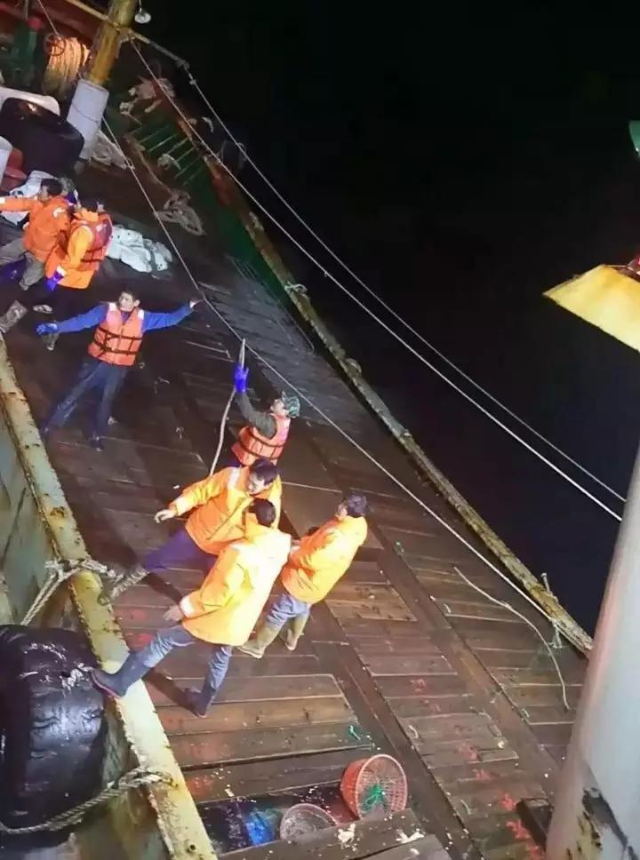 那一幕的动魄惊心！“1221”失事渔船船员：也就几分钟，船就沉了！ - 知乎
