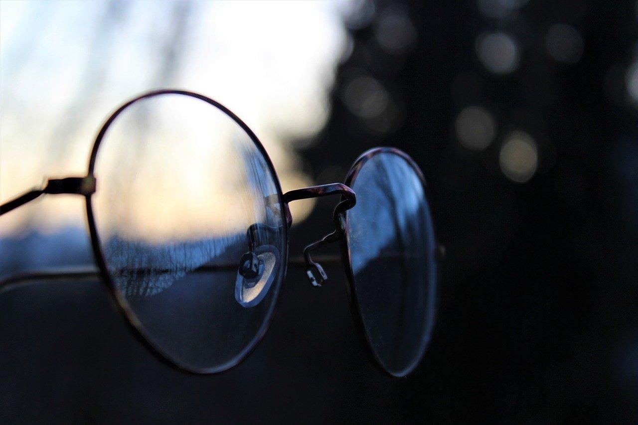 3. 调整镜脚松紧