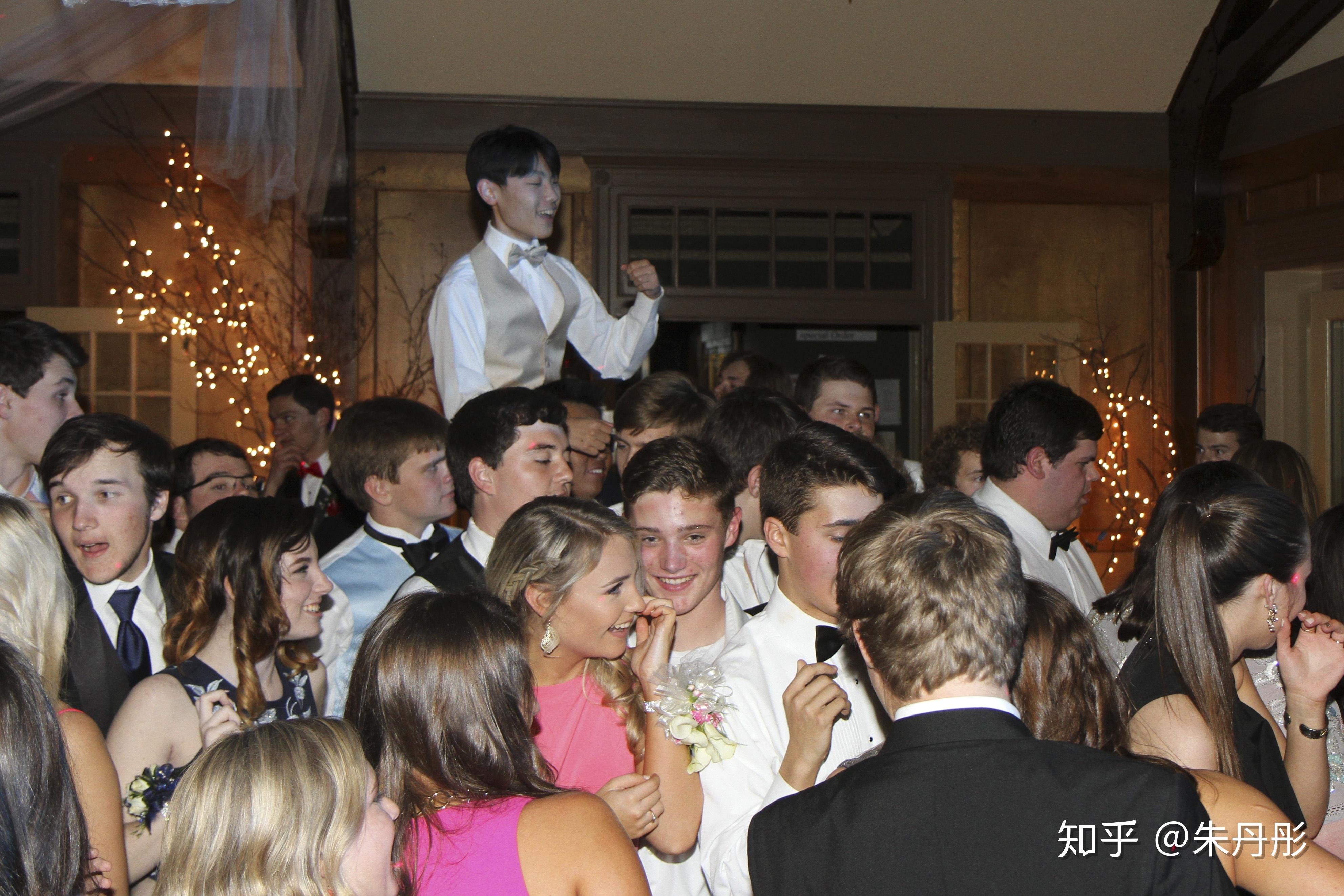 参加美国高中毕业舞会是一种怎样的体验