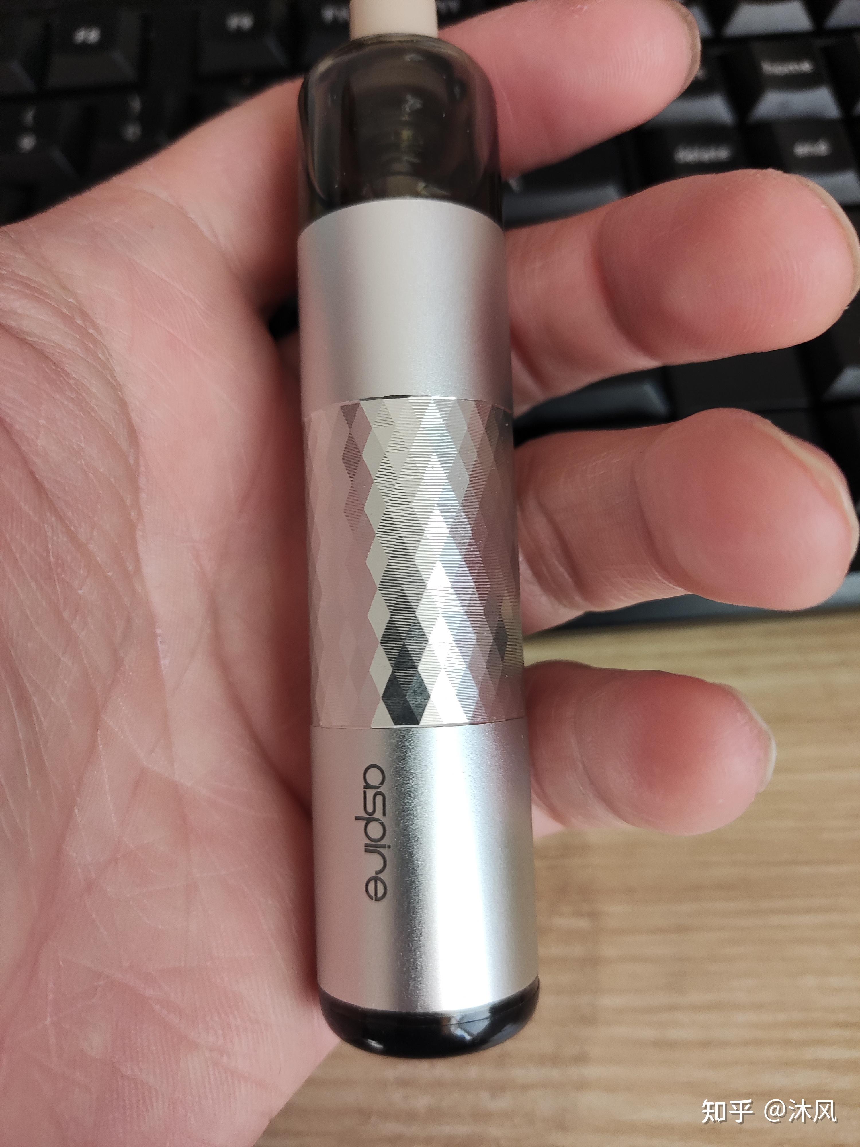 看到别人抽的一款电子烟,好像是圆柱体形状的,抽的时候会发光.