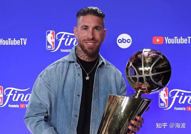 冠军基因拉莫斯今日现场观战和总冠军奖杯合影留念