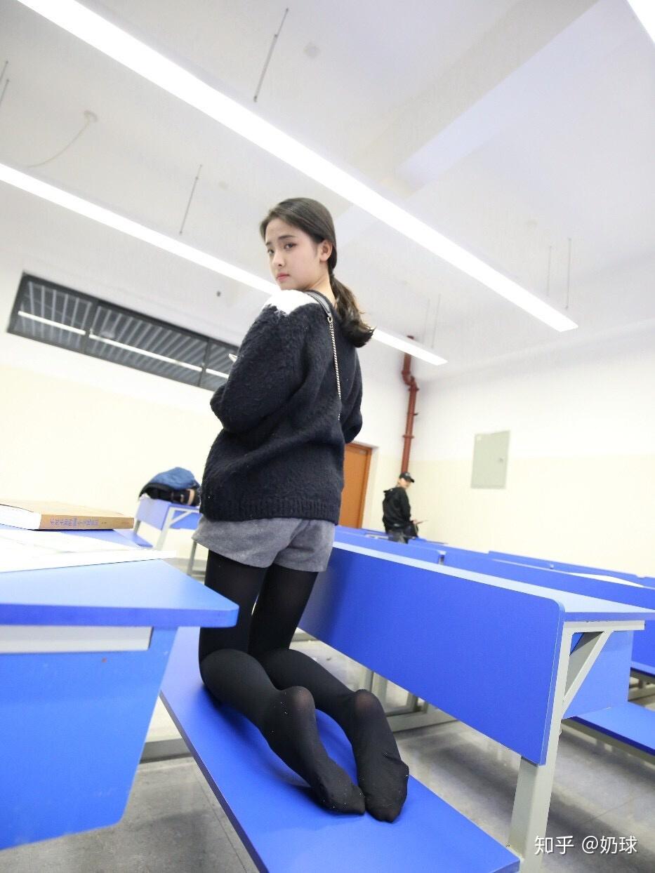 高中生在学校穿校服裤子配丝袜是什么体验