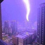 福建安溪龙须殿被曝遭紫雷劈中，这种雷威力有多大？周围有那么多比它高的建筑，为什么就它偏偏被雷击中？