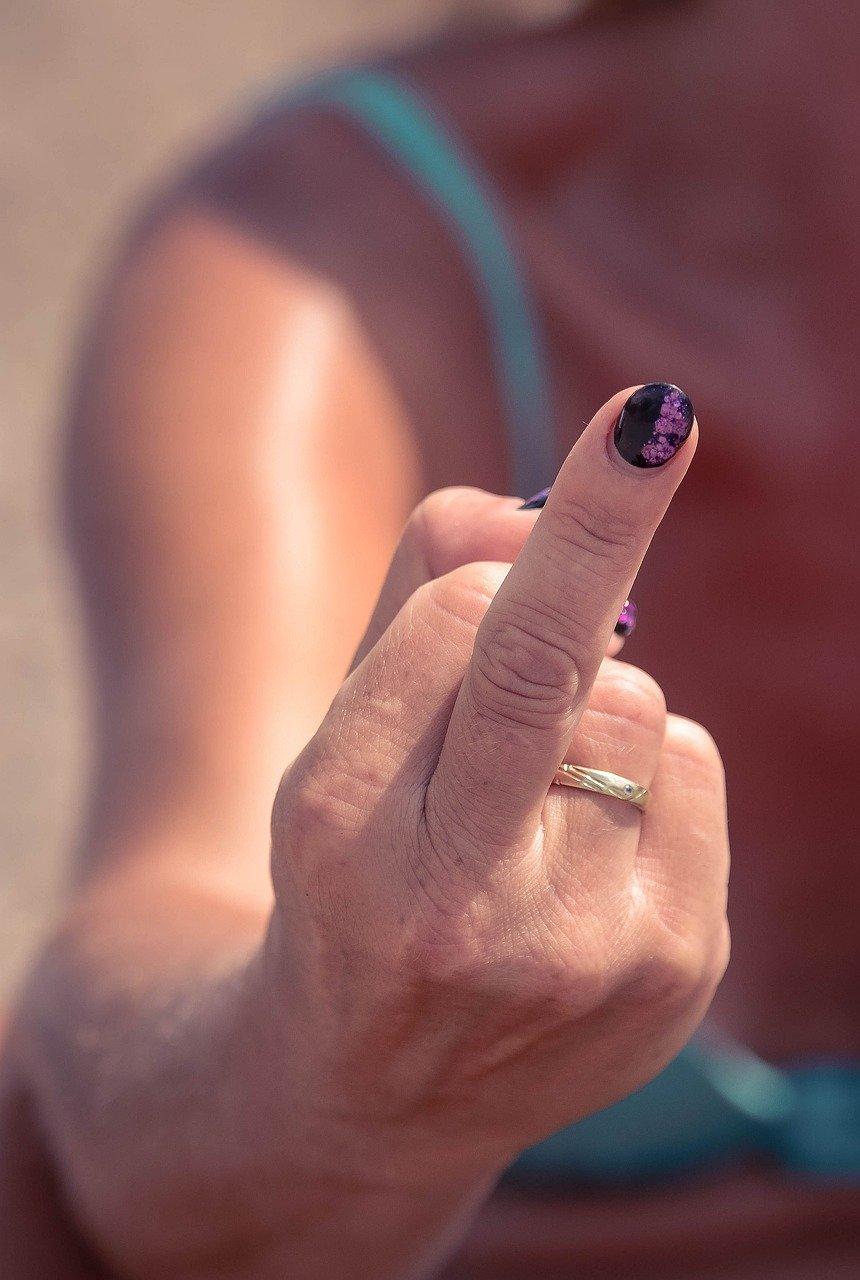 女生中指戒指什么意思