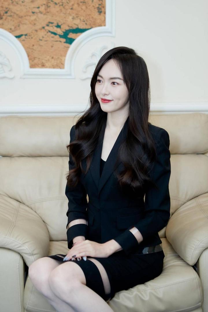 唐嫣身穿一件黑色的短款上衣搭配一条黑色的包臀半身裙上衣的领口和