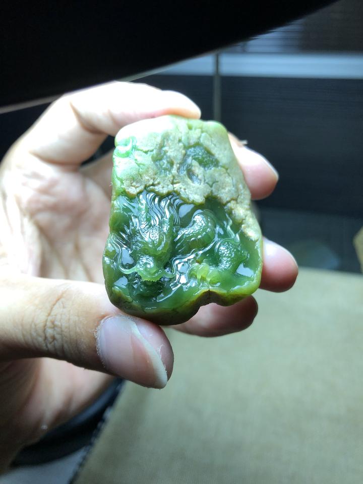 大马坎黄加绿料子带皮雕刻的穿云龙题材,独一无二的存在