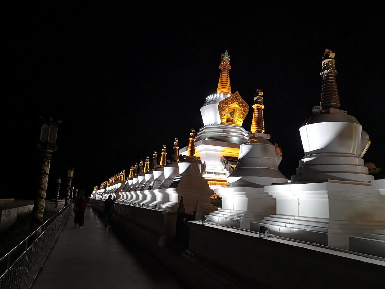 廉价又白塔下是什么