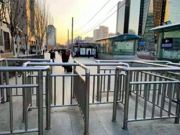 "排队护栏"到底该不该拆?