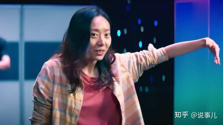 电影新喜剧之王的女主角既然那么喜欢表演为什么却在面试中三次被考官