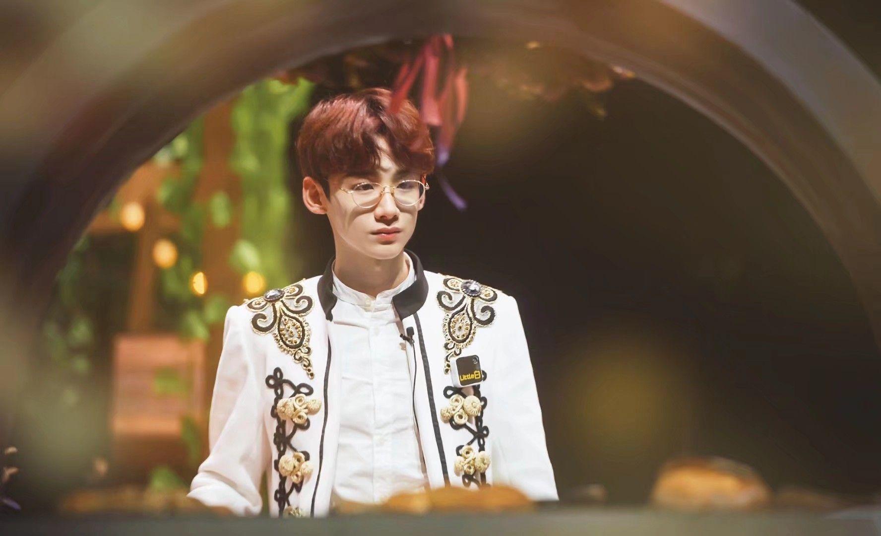 你见过哪些白敬亭戴眼镜的照片