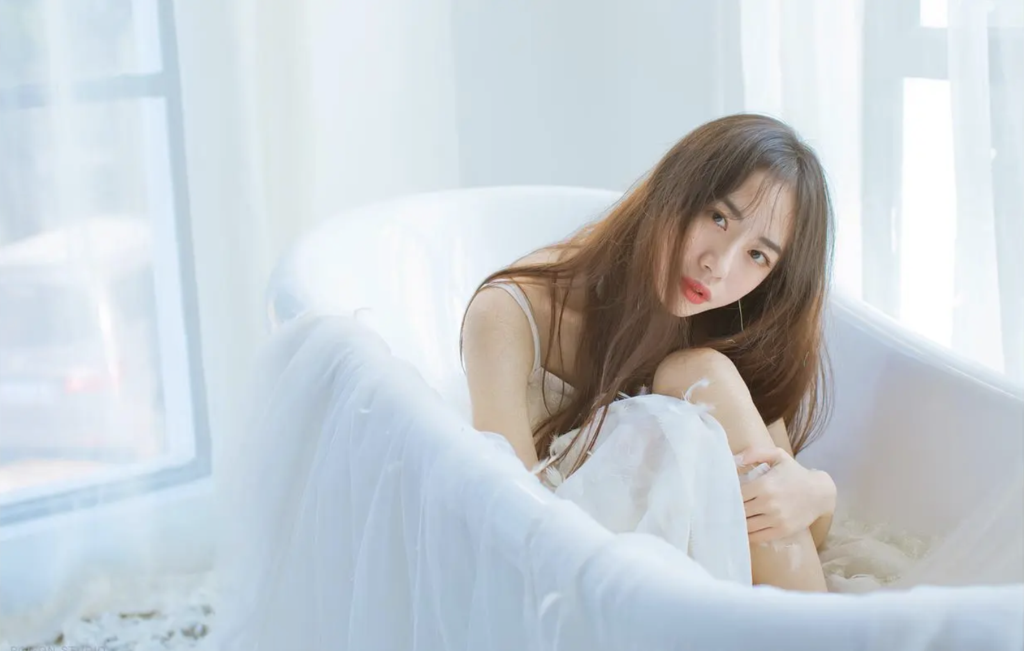 电脑壁纸有没有那种美女露骨点的壁纸?