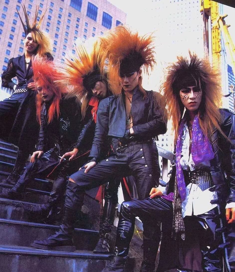 为什么摇滚乐队很多男的贝斯手,鼓手都留长发?