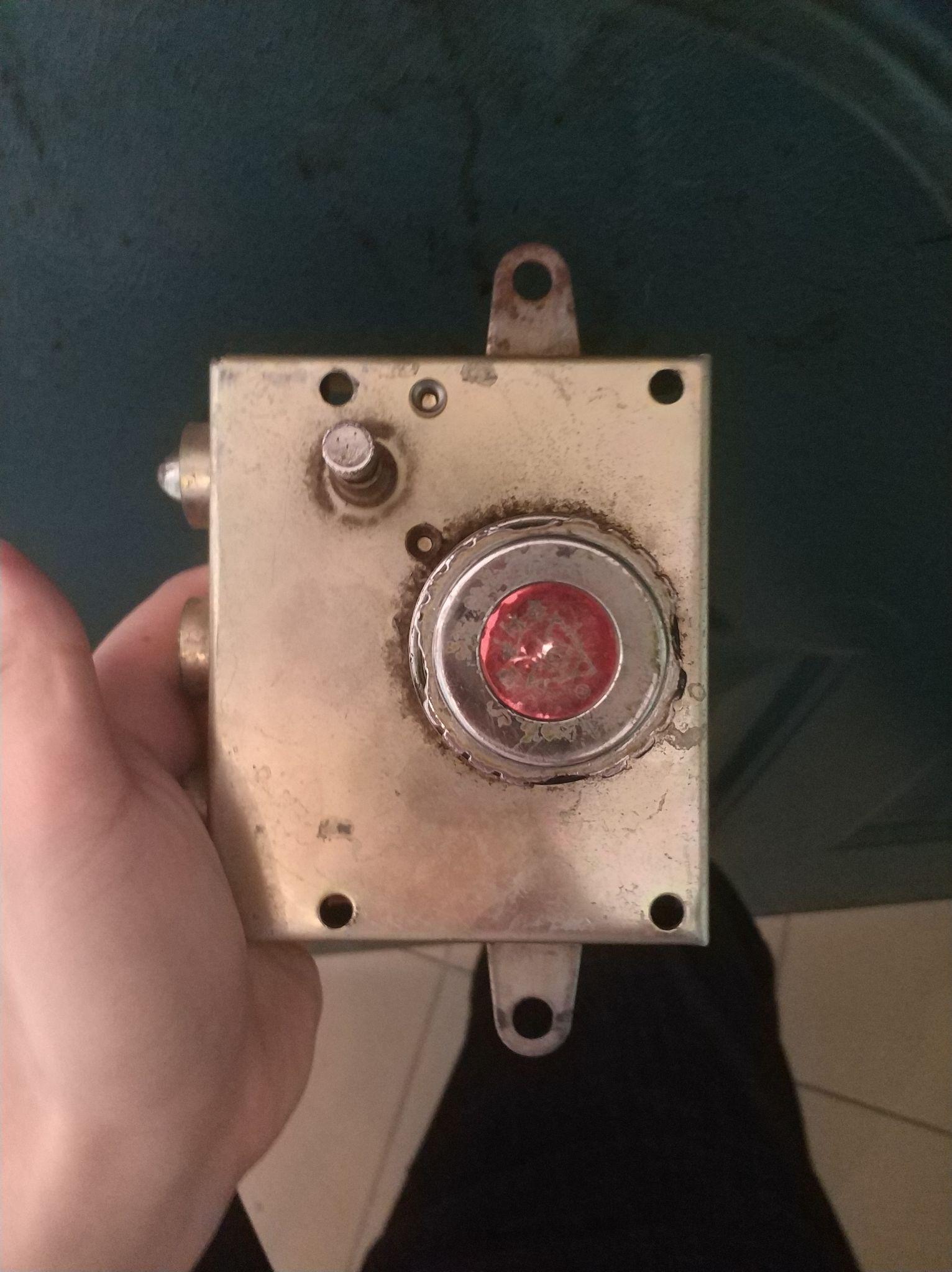 老式防盗门十字锁芯的钥匙断在锁孔里了,幸亏家里有人,门打开了,但是