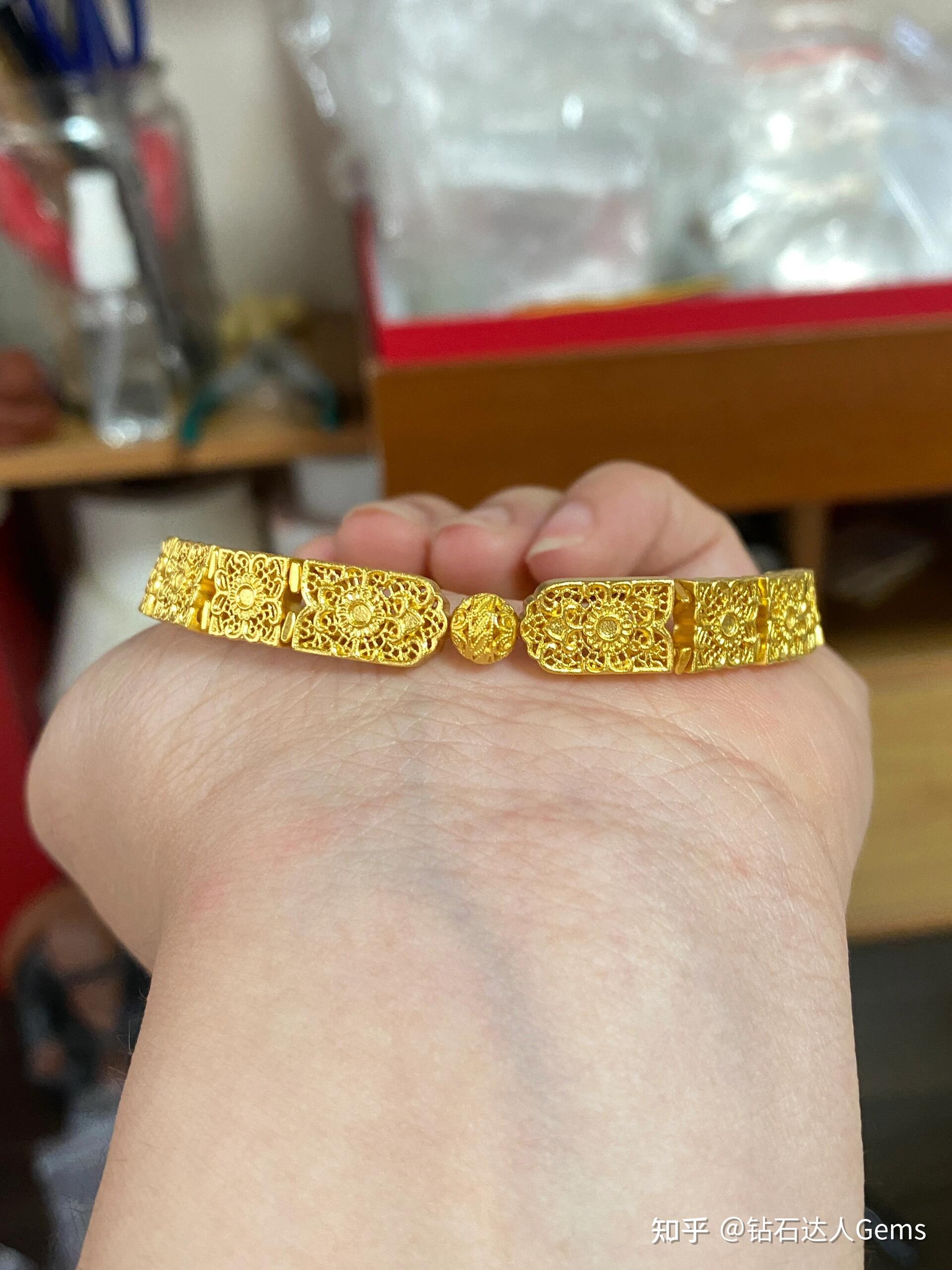 为什么年轻人越来越喜欢买黄金,这一现象透露了哪些信息?