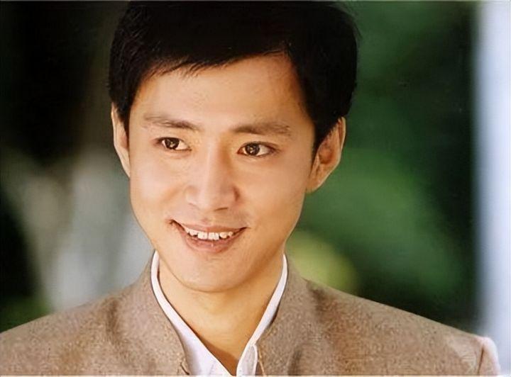 凭《情深深雨濛濛》尔豪爆红,25岁为爱息影,如今22年过去,才知妻子竟