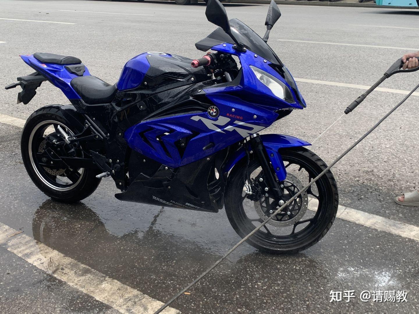 在大街上看到骑趴赛样式电动车的小年轻心里是什么样的感受