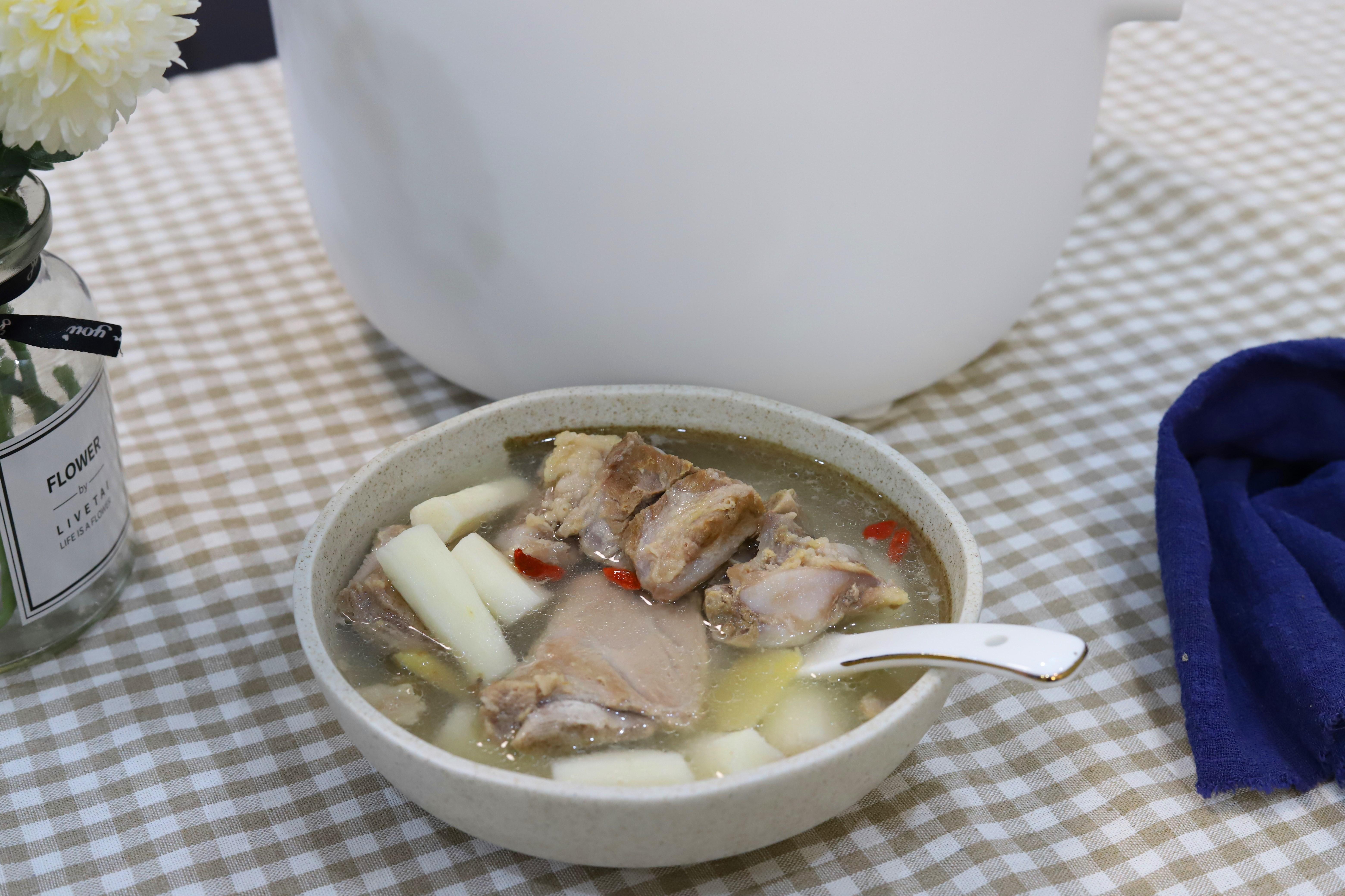 用电饭锅炖排骨汤简单两步就搞定甜中带鲜老人孩子都爱喝