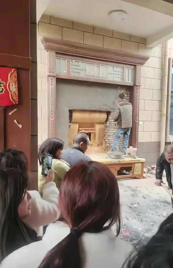 无辜惨死在丈夫刀下的年轻妈妈近日被安葬在婆家的客厅 - 知乎