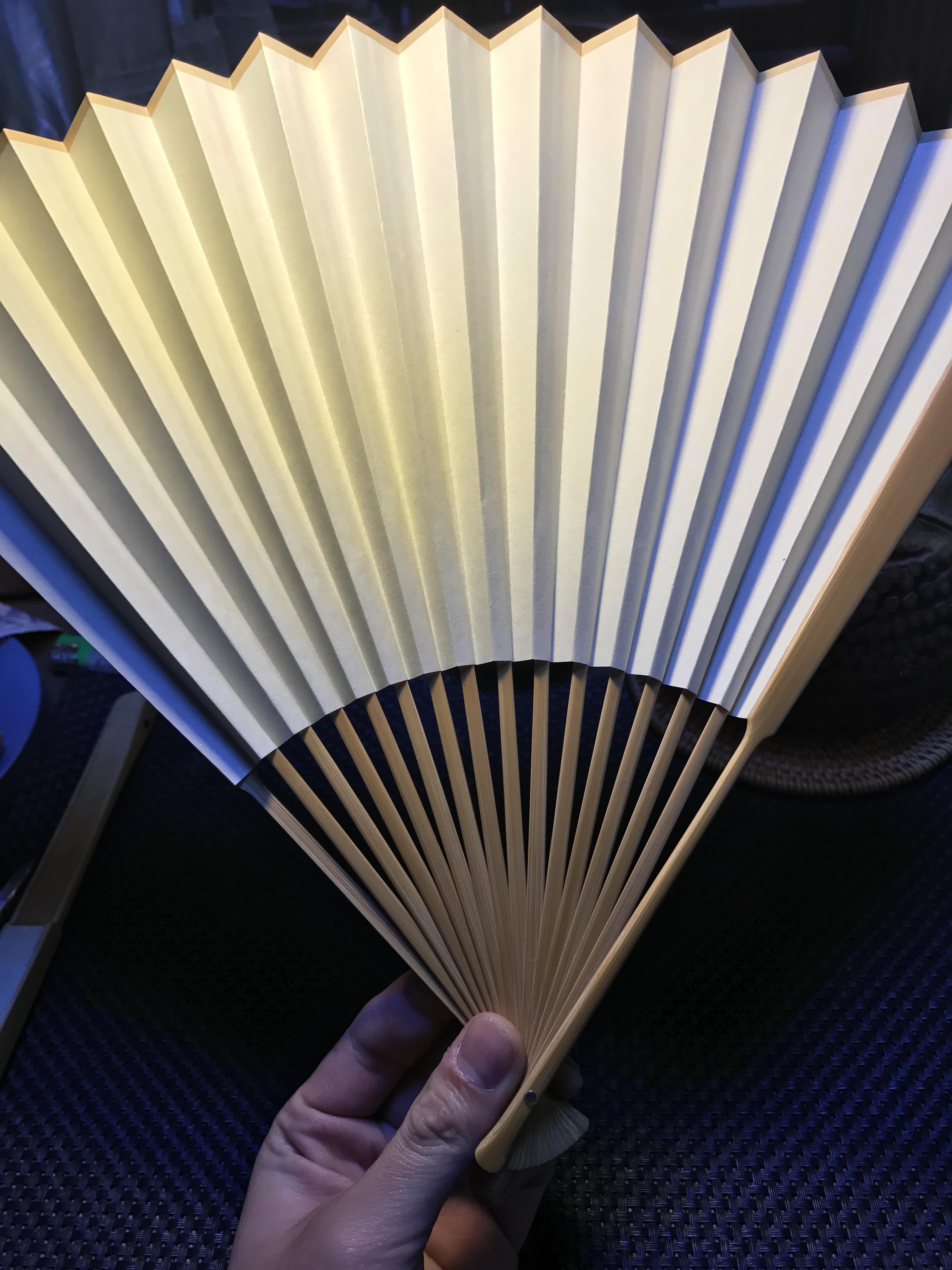 如何将展开的折扇快速流畅的完全合上? - 知乎