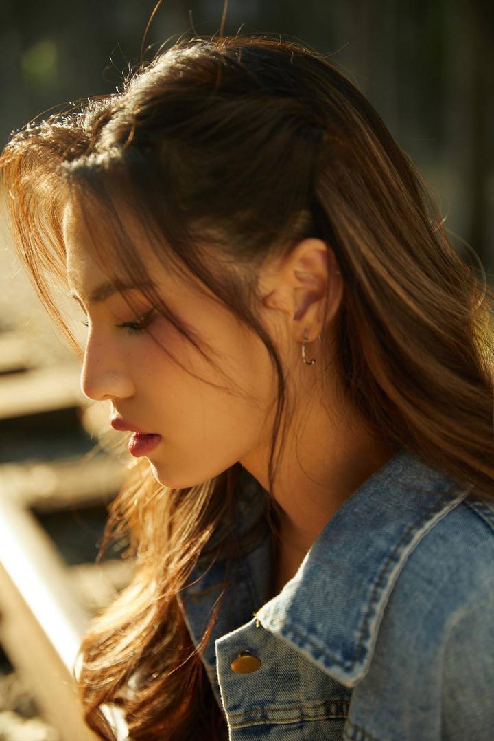 刘亦芊秋日写真大长腿 尽显氧气少女灵动甜美