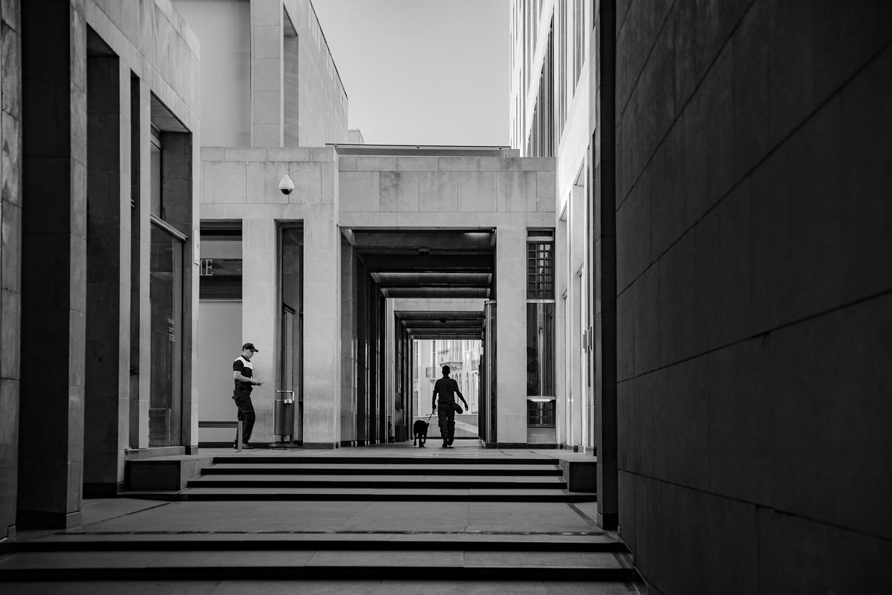 窗外正对马路如何化解