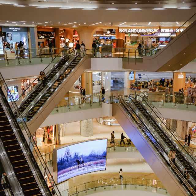大商场里高奢店几乎没有人去逛，人工水电费成本都赚不回来，为什么不倒闭？