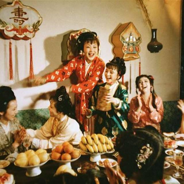 《红楼梦》中为什么没有小姐们外出社交的描写，难道清朝小姐们都是完全不出门只跟亲戚家的姐妹见面吗？