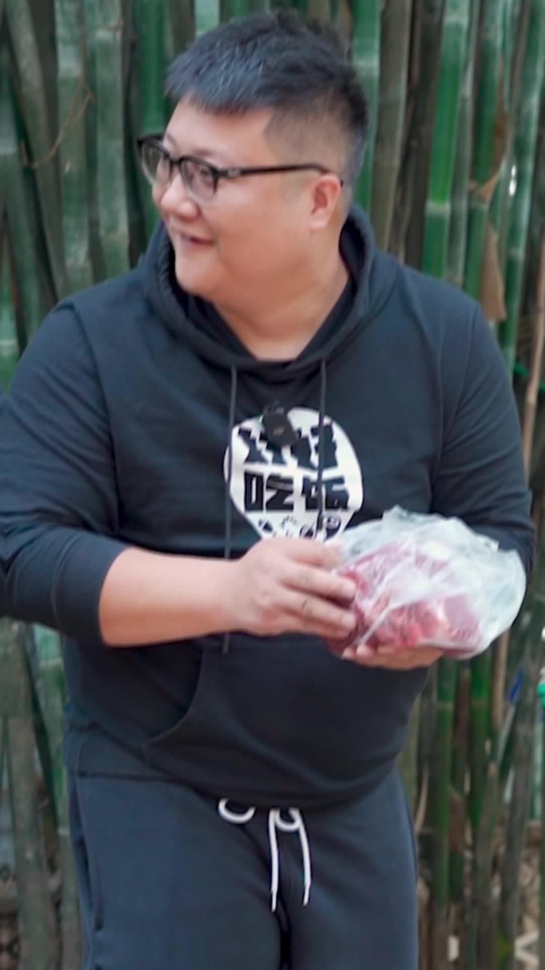 阿公上街捡了个便宜买了一块牛肉阿米做水煮牛肉阿公直呼巴适得板