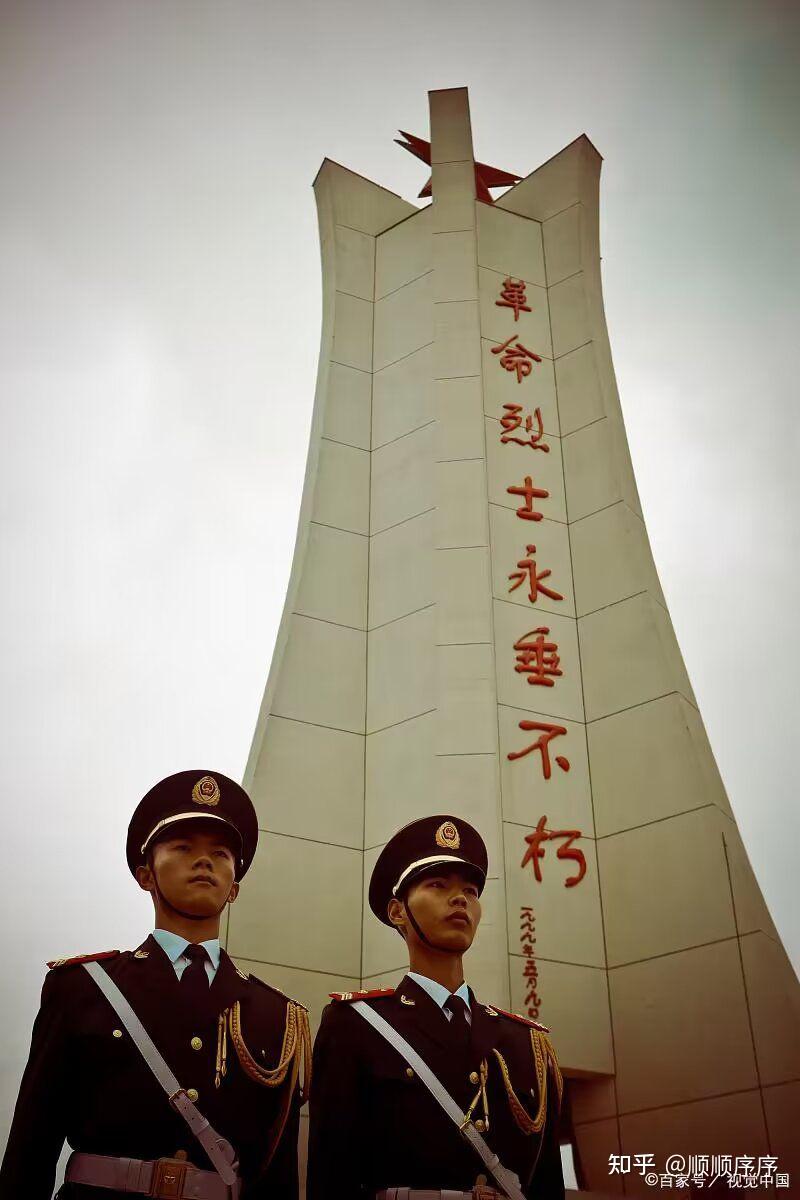 军人敬礼致敬的图片