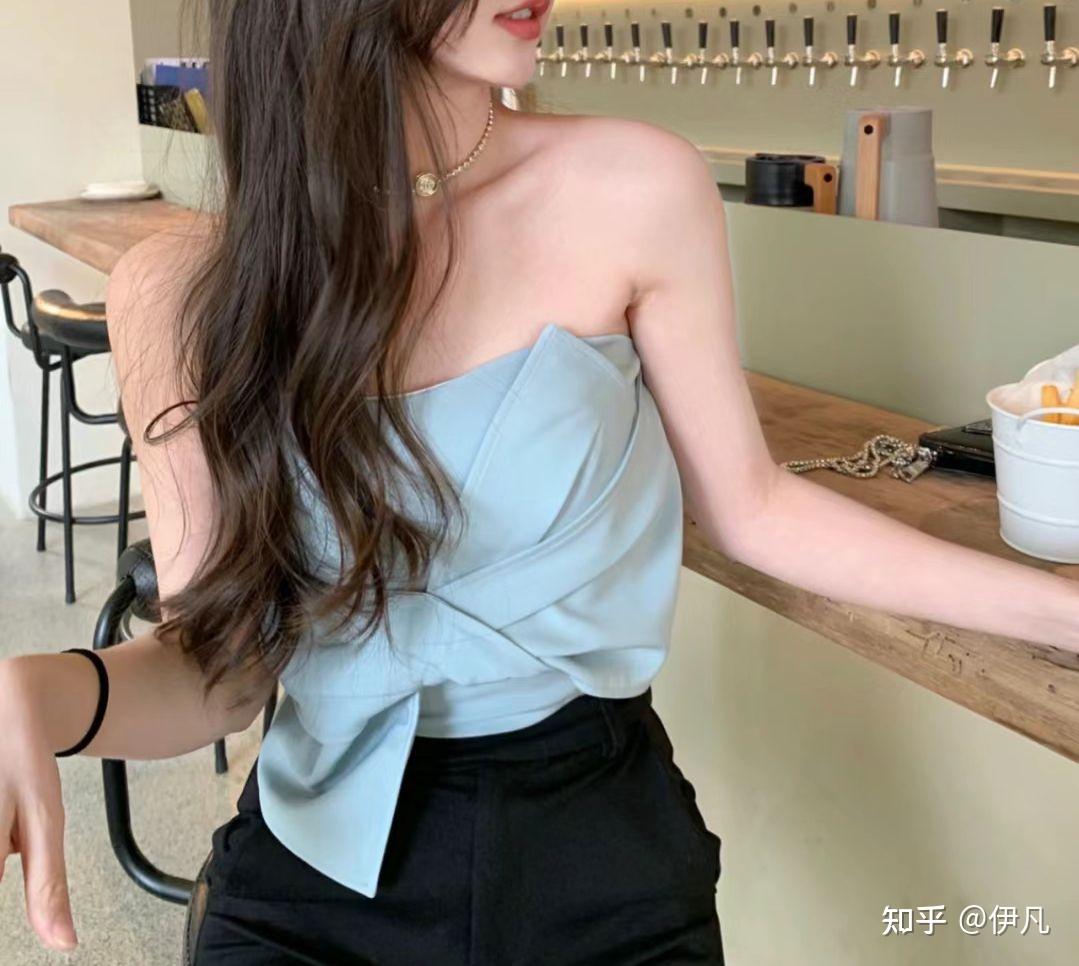 蓝色吊带抹胸如何搭配才能显得女人味十足? - 知乎