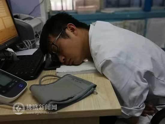 医生连续工作两天一夜被累瘫,网友:"上班时间睡大觉!