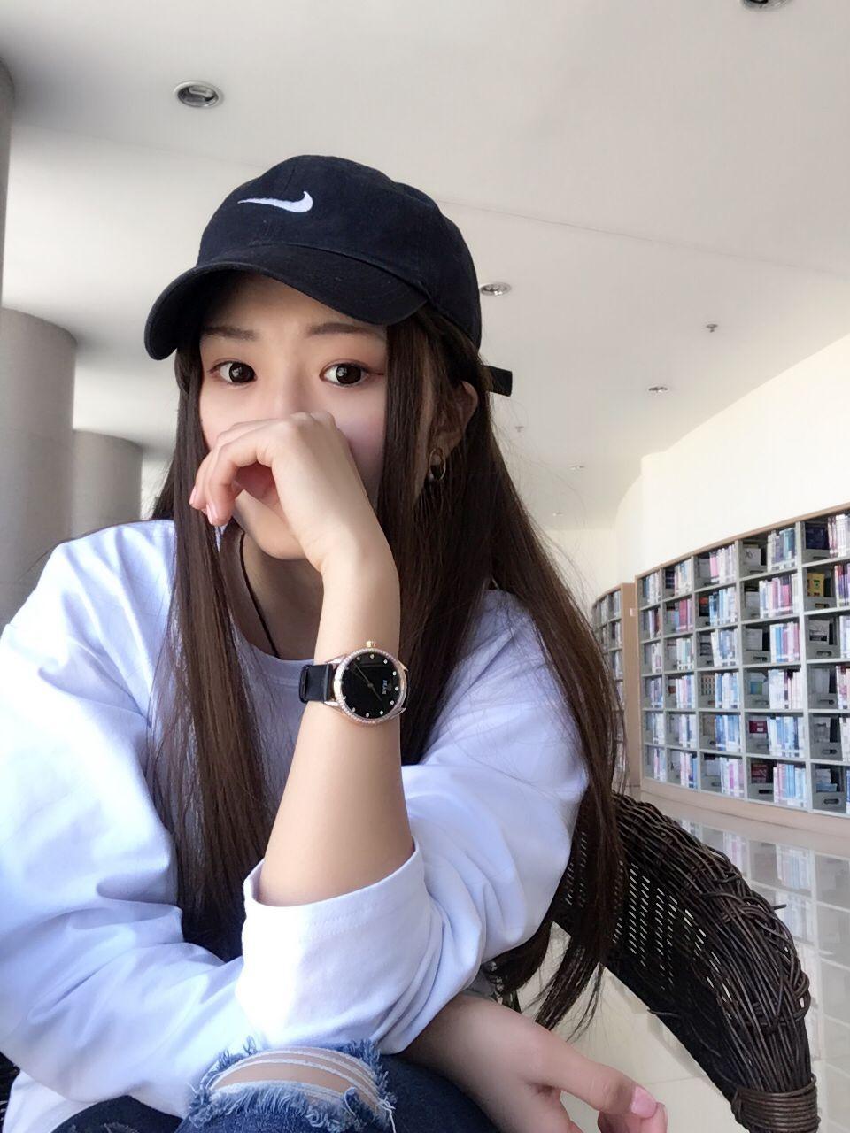 女生,22岁生日,想给自己买个手表做生日礼物,价格适中,刚毕业参加工作