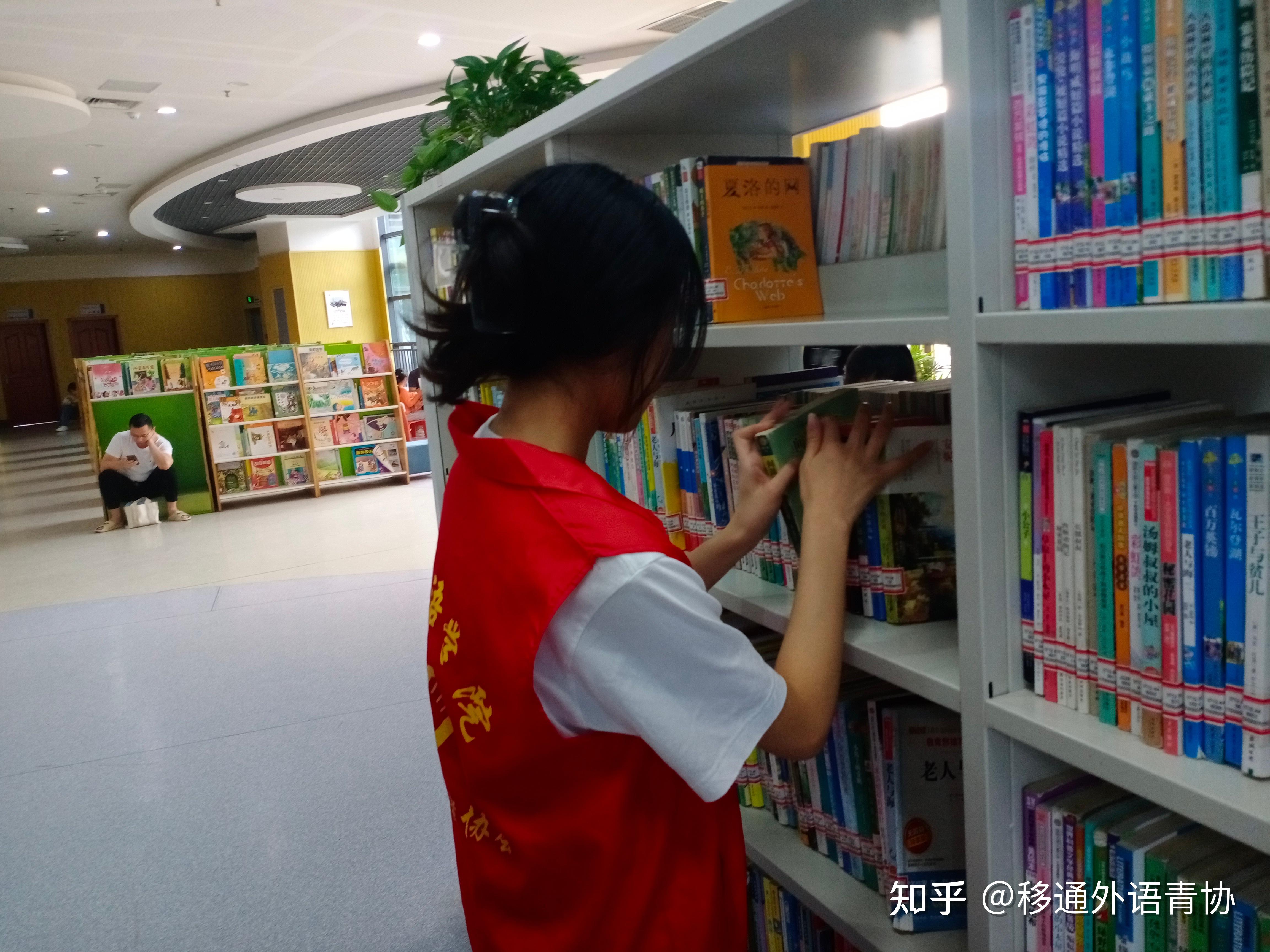 活动伊始,青年志愿者们各自分好小组,在图书馆工作人员的带领下迅速