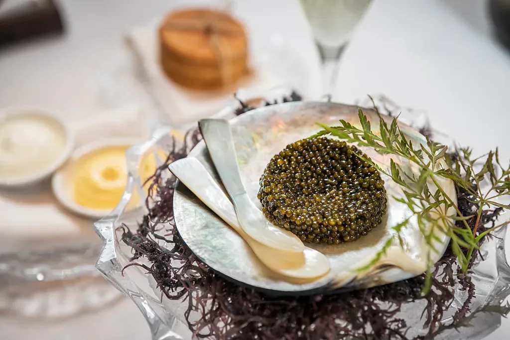 中国鱼子酱占全球产量60%，松露、蓝莓等也逐渐实现国产化，中国为啥总能把「餐桌贵族」打成「土特产」？