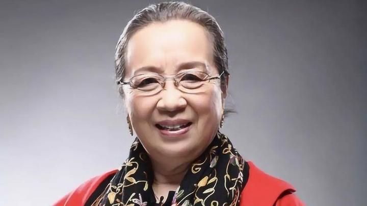 容嬷嬷李明启:把90岁当19岁,演技炸裂心态乐观,令人敬佩