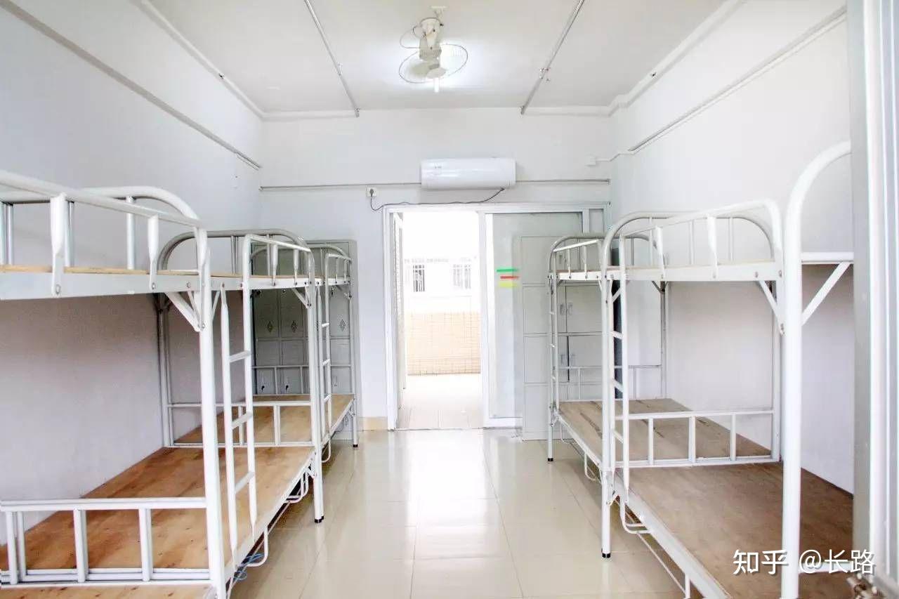 今年考进了黑龙江工业学院,可以告诉我这个学校女寝是什么样子的嘛?