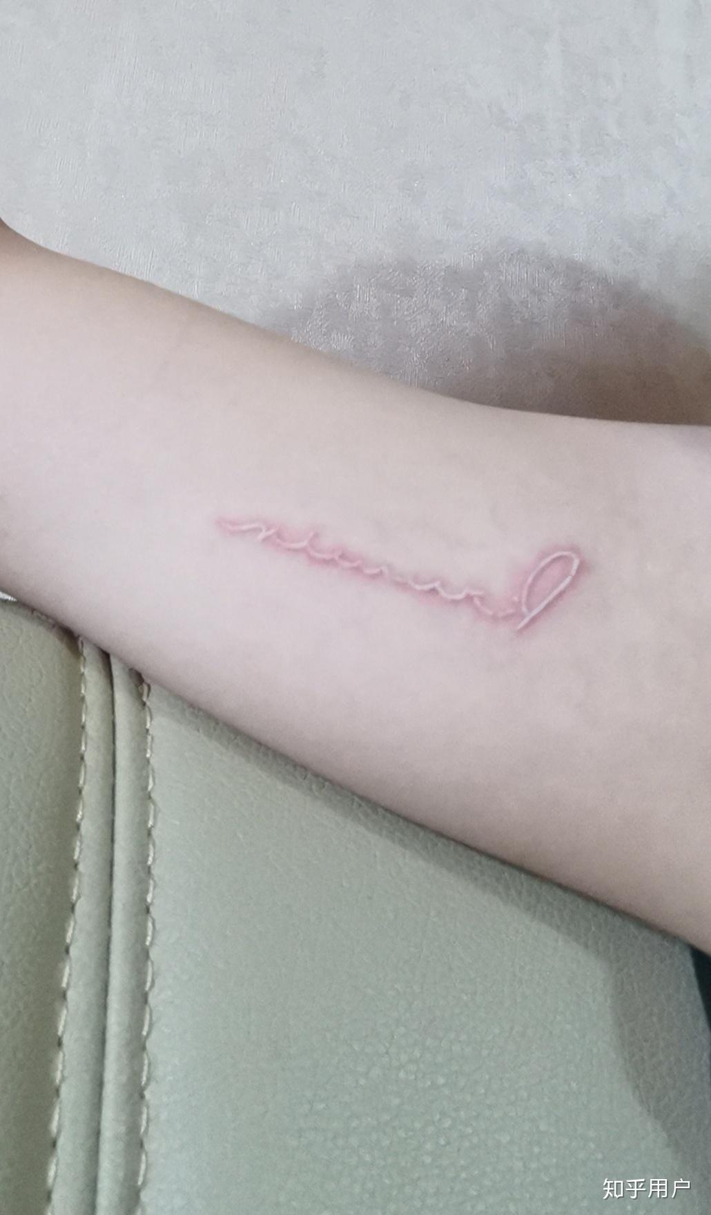 想纹个白色的纹身有纹过白色的纹身的吗有什么缺点吗听说会变黄如图想