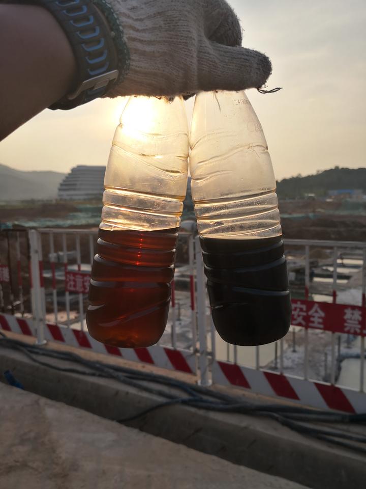 挖机液压油变黑,除了高温老化的原因,有可能是混入机油.