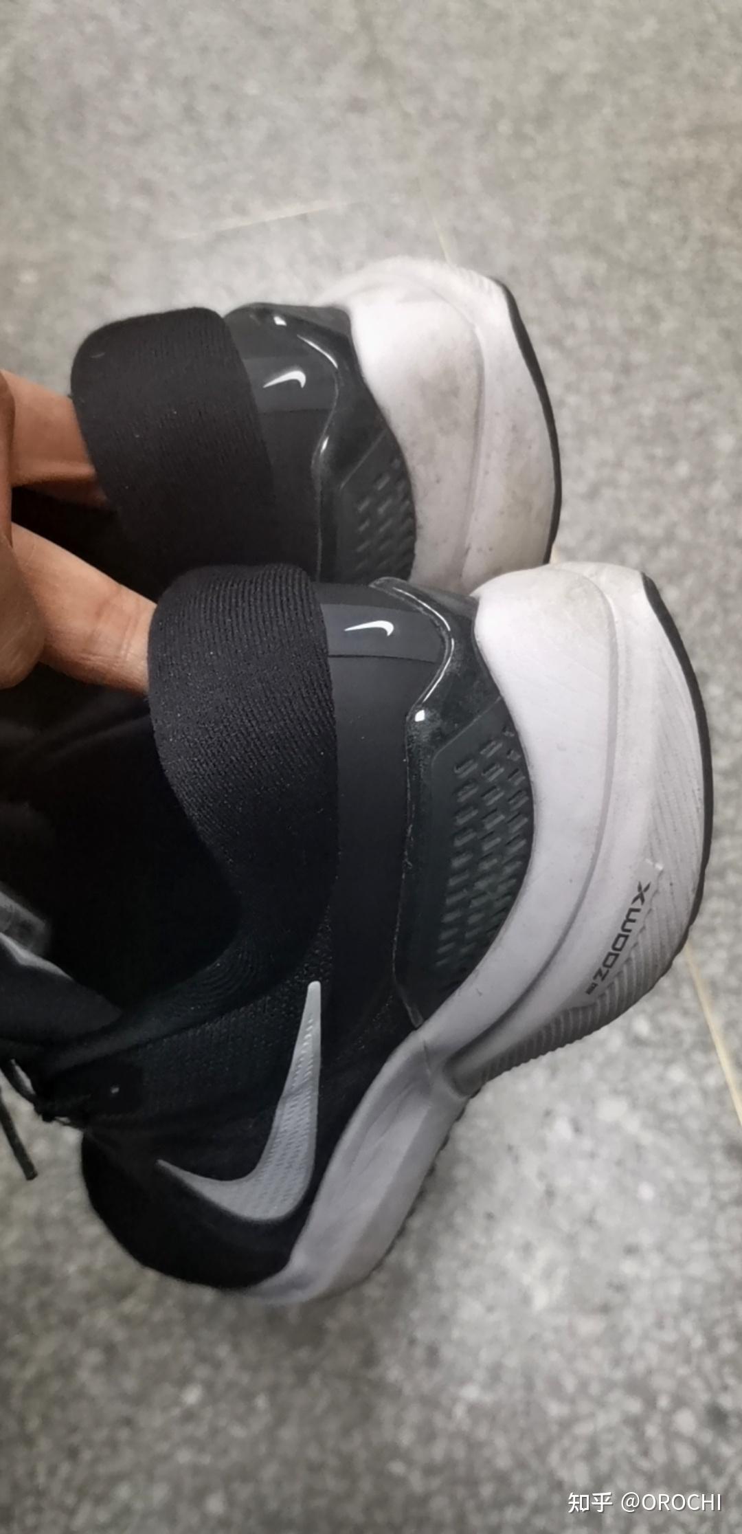 我同桌经常上课时把后桌的鞋给扒了(后桌把脚放在同桌椅子下面的栏杆