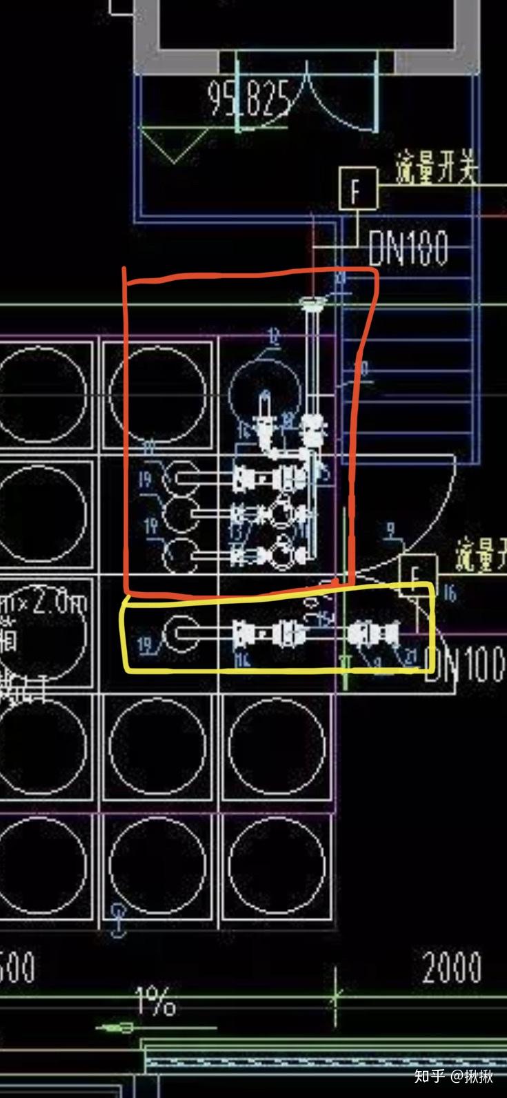请问这个顶楼消防水箱的稳压泵大概是在什么位置?
