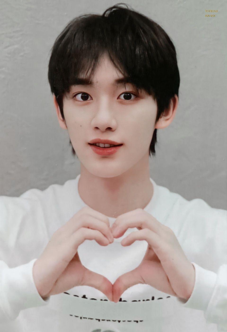 姐妹们有没有丁程鑫比心的照片啊?