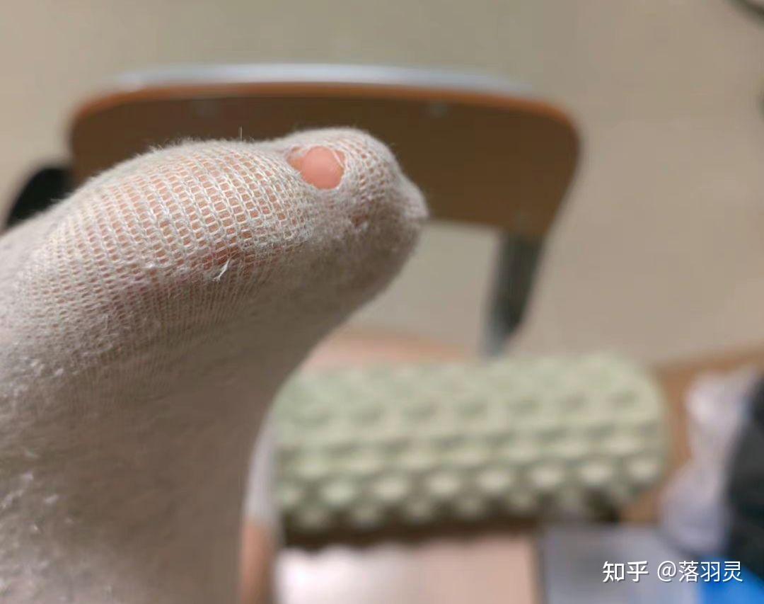 袜子穿一天老是漏脚趾头,有什么好办法?